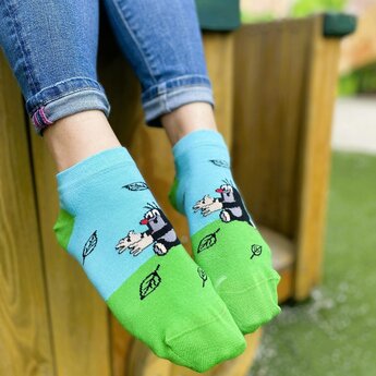 Knöchelsocken Maulwurf auf der Wiese